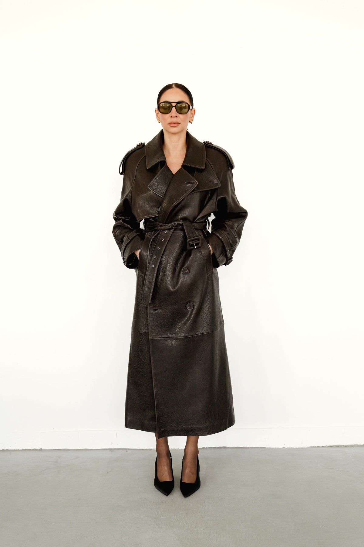 leather trench coat magnolia belted kožený kabát trenčkot hnědý on model
