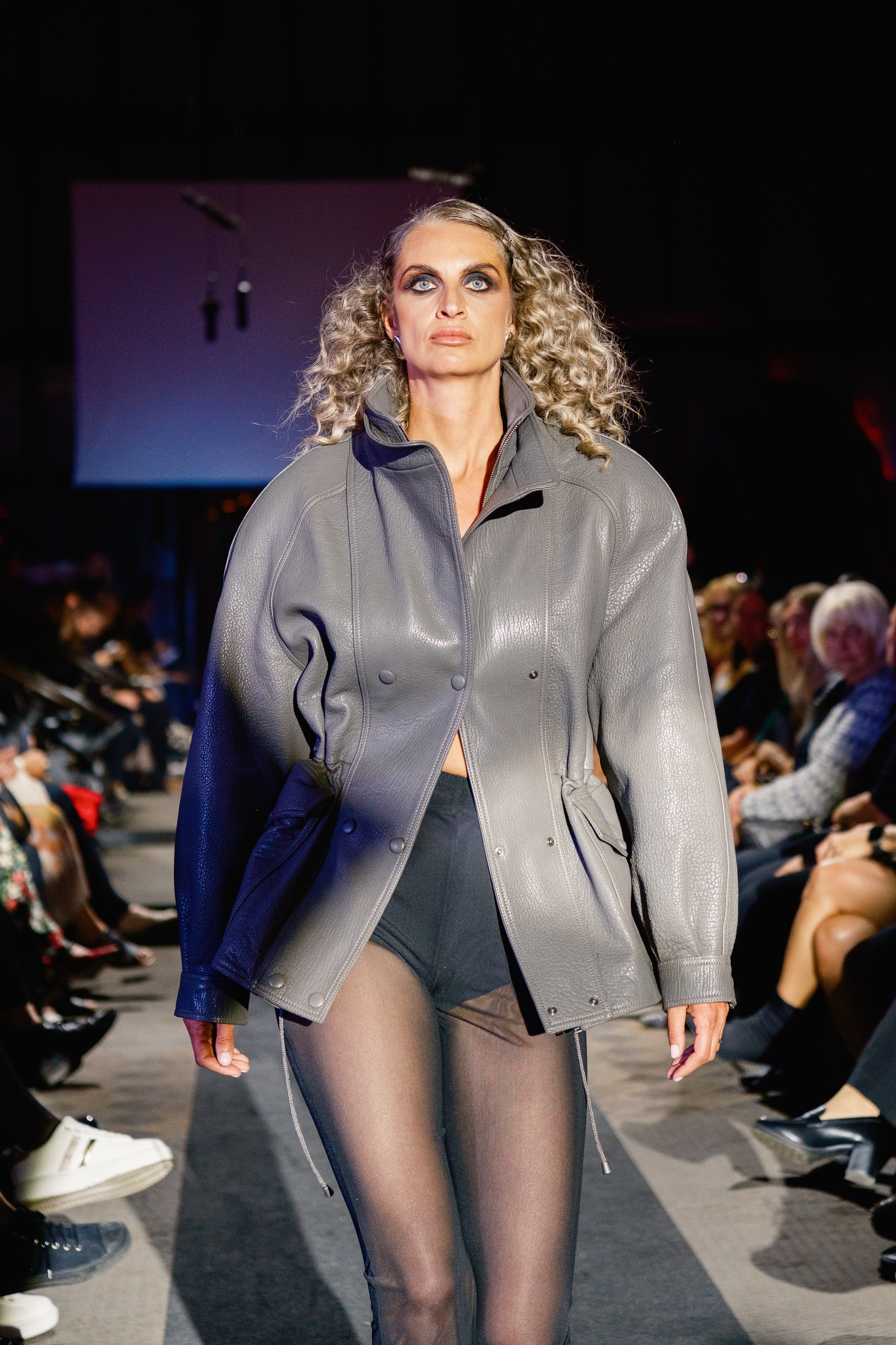 Damska kozena parka z prave jehneci zrnite kuze. Premiova kvalita a nadcasovy strih. Leather jacket parka vienna finefurs 