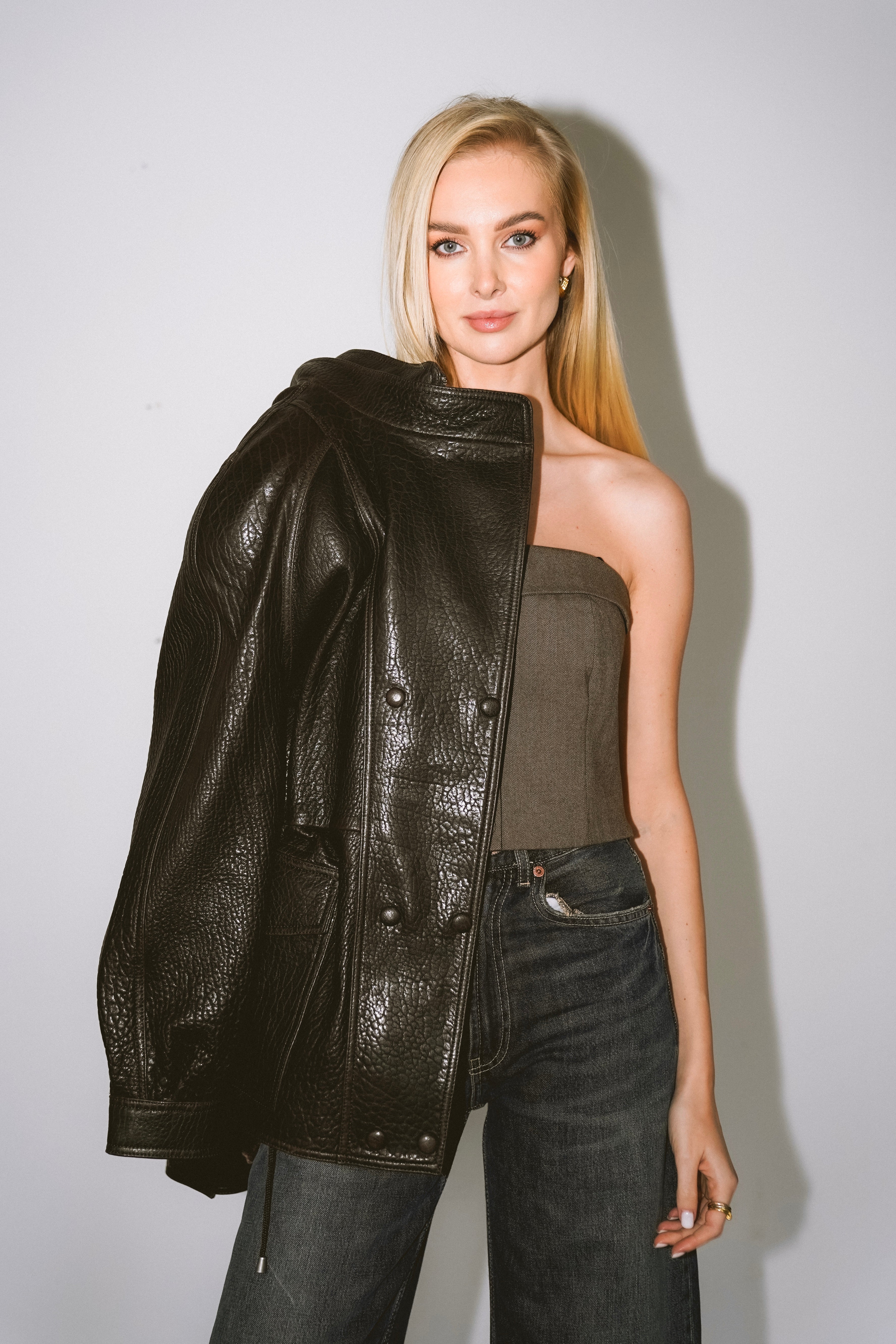 Damska kozena parka z prave jehneci zrnite kuze. Premiova kvalita a nadcasovy strih. Leather jacket parka vienna finefurs 