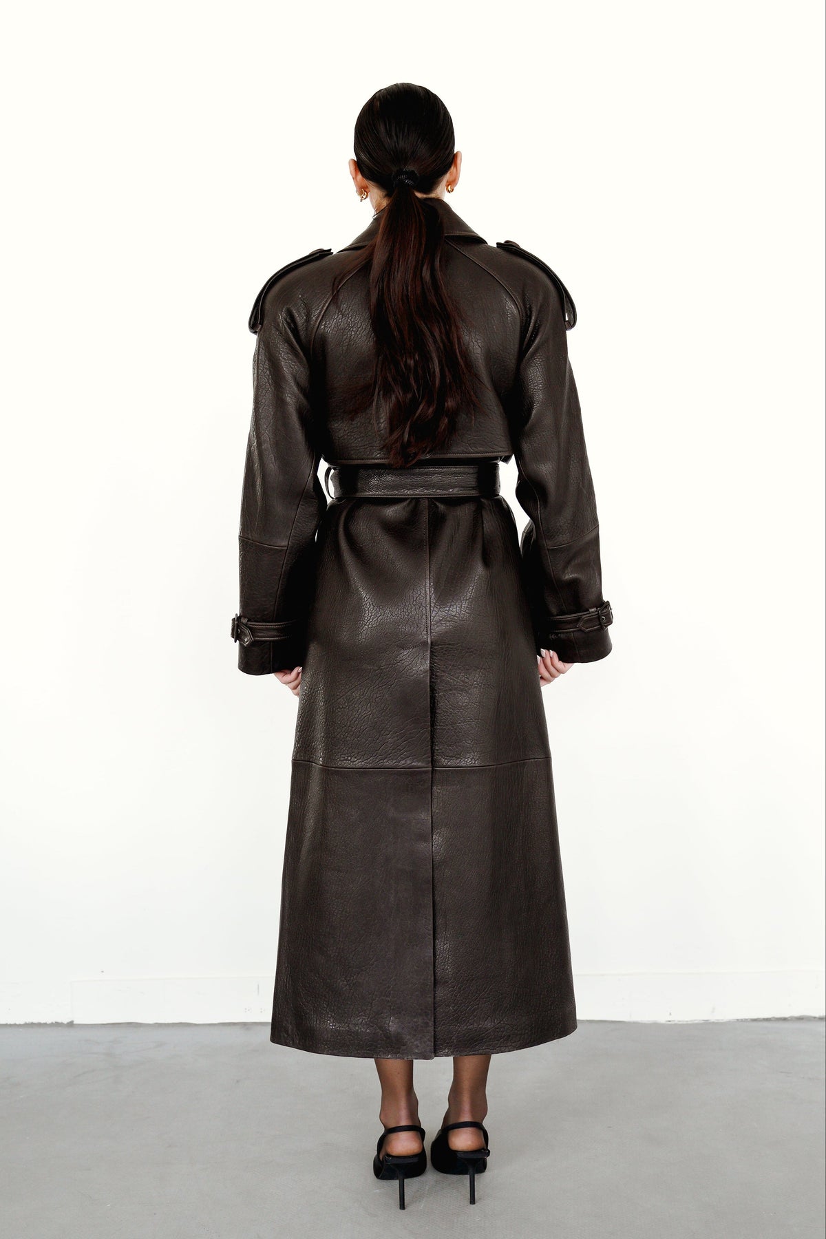 leather trenchcoat magnolia belted kožený kabát trenčkot hnědý back view
