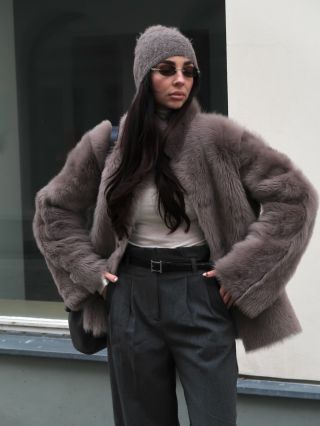 Shearling bundy patří mezi nejoblíbenější kousky naší kolekce Fine Furs 🩶 Přirozeně hřejí, ale zůstávají lehké. Jsou...